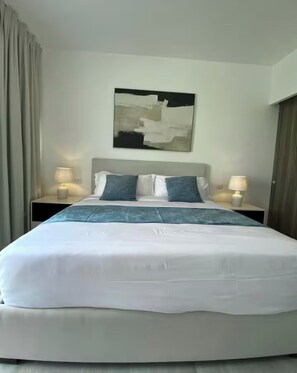 Tabla de planchar con plancha, wifi gratis y ropa de cama 