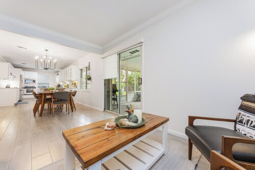 4BR Costal Getaway•Close to Beaches•Sleeps 8+Dining•Shops!