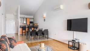 Eine moderne Wohnung mit Wohnzimmer, Essbereich und Küche.