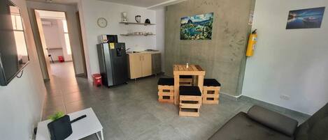 Departamento estándar, vista a la ciudad | Área de sala de estar | Smart TV de 34 pulgadas con canales por cable