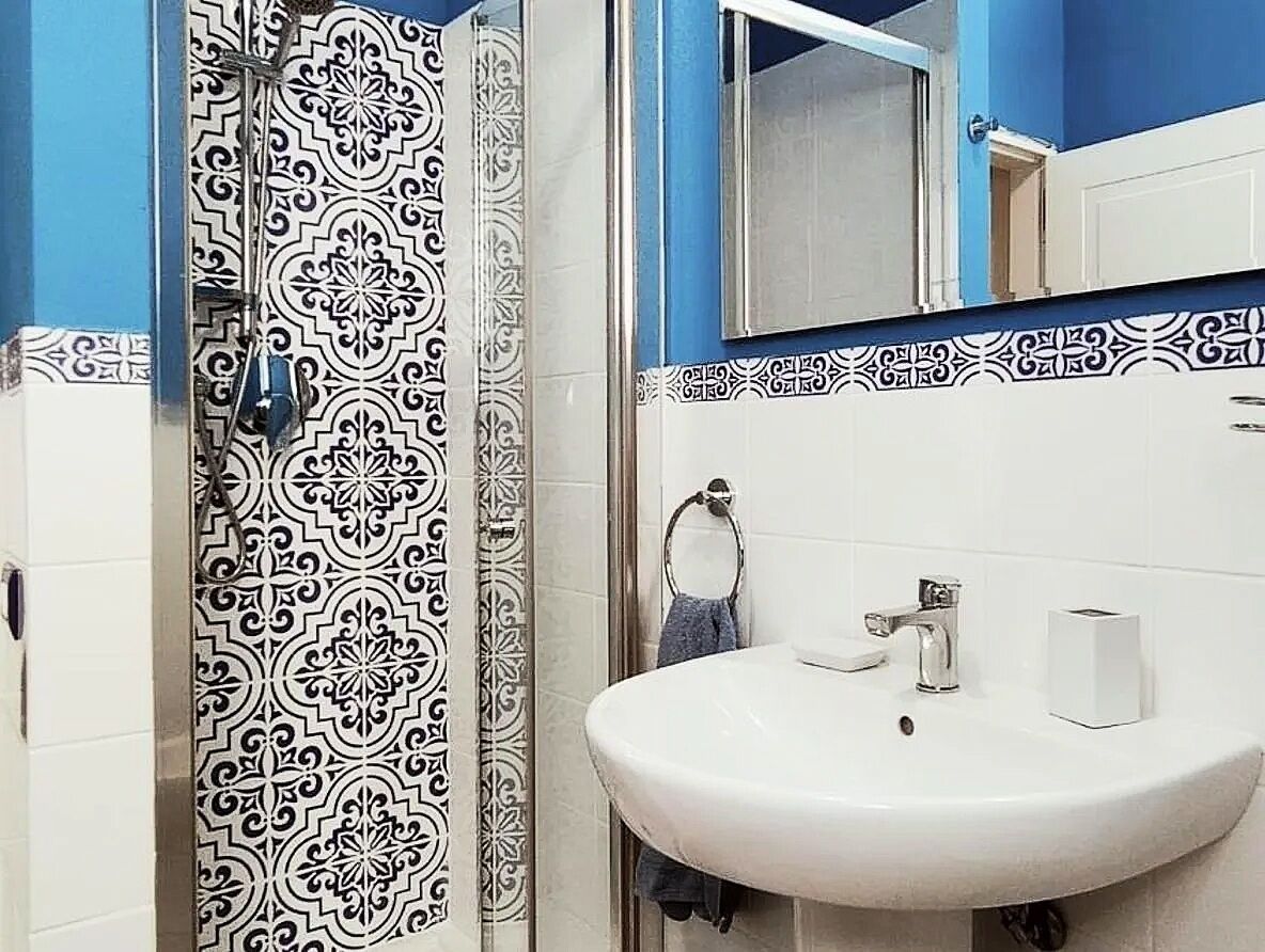 Een douche, een haardroger, een bidet, handdoeken