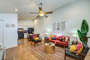 A living room with a ceiling fan, a red sofa, a coffee table, and a large plant. - +[theCrashPad]+ 3 bedrooms + 2 bathrooms + familyfriendly + hottub + pingpong (Mesa)