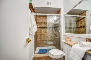 Shower, hair dryer, towels, soap - +[theCrashPad]+ 3 bedrooms + 2 bathrooms + familyfriendly + hottub + pingpong (Mesa)