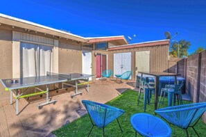 Outdoor dining - +[theCrashPad]+ 3 bedrooms + 2 bathrooms + familyfriendly + hottub + pingpong (Mesa)