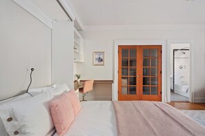 1 bedroom, desk, iron/ironing board, free WiFi - Spacious Studio Steps to 23rd & Trader Joe's + Parking Included (Portland)
