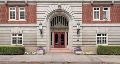 Spacious Studio Steps to 23rd & Trader Joe's + Parking Included