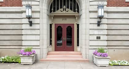 Spacious Studio Steps to 23rd & Trader Joe's + Parking Included
