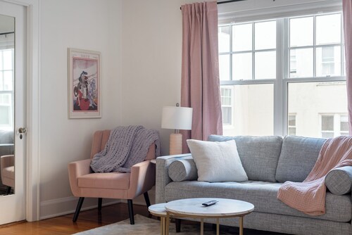 Spacious Studio Steps to 23rd & Trader Joe's + Parking Included