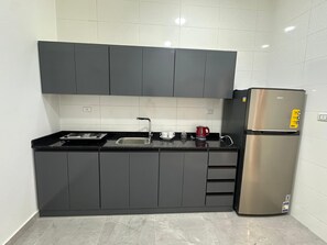 Kühlschrank, Mikrowelle, Ofen, Wasserkocher