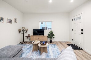 Smart TV - Cozy 3BR West Seattle Home w/ Laundry - FIFA Ready! (Seattle)