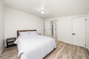 3 bedrooms, iron/ironing board, free WiFi, bed sheets - Cozy 3BR West Seattle Home w/ Laundry - FIFA Ready! (Seattle)