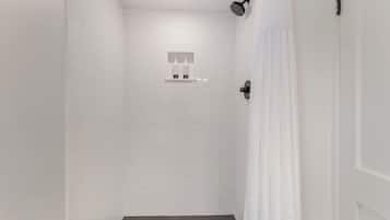 Een douche, een haardroger, handdoeken