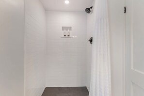 Ducha, secador de pelo y toallas