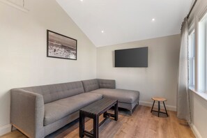 TV - 3 Bedroom Cottages at Ocean Surf (York Beach)
