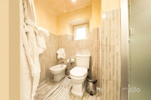 Bathroom - City Center|Terrace & Jacuzzi|Room Dolce vita Tilo (Genoa)