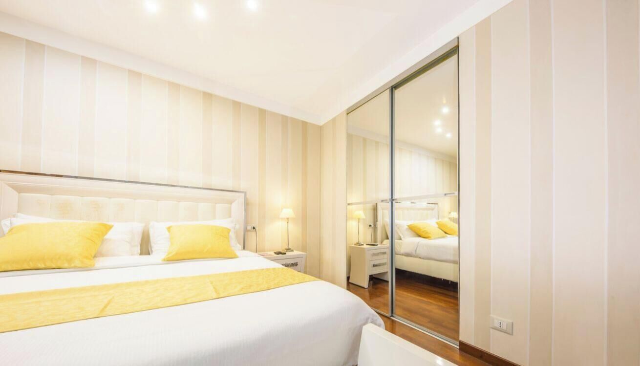 1 habitación, caja de seguridad en la habitación y escritorio 