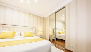 1 Schlafzimmer, Zimmersafe, Schreibtisch, Bügeleisen/Bügelbrett