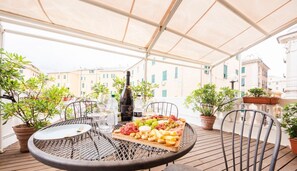 Outdoor dining - City Center|Terrace & Jacuzzi|Room Dolce vita Tilo (Genoa)