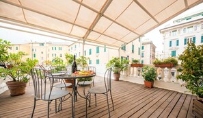 Outdoor dining - City Center|Terrace & Jacuzzi|Room Dolce vita Tilo (Genoa)