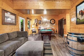 Games room - Cowboy Up Lodge! Fire Pit - Hot Tub - Pigeon Forge (Sevierville)