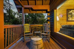 Terrace/patio - Cowboy Up Lodge! Fire Pit - Hot Tub - Pigeon Forge (Sevierville)