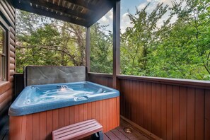 Outdoor spa tub - Cowboy Up Lodge! Fire Pit - Hot Tub - Pigeon Forge (Sevierville)