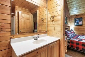 5 bedrooms, iron/ironing board, WiFi, bed sheets - Cowboy Up Lodge! Fire Pit - Hot Tub - Pigeon Forge (Sevierville)