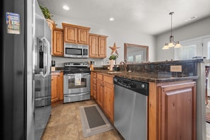 Fridge, microwave, oven, stovetop - Aspen Tree Chalet |Snowbasin|By Pineview Reservoir (Mountain Green)