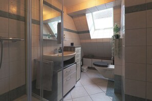 Shower, towels, soap, toilet paper - Vacation home Rhingass large, quiet family oasis 20 min. to Europapark (Sasbach am Kaiserstuhl)