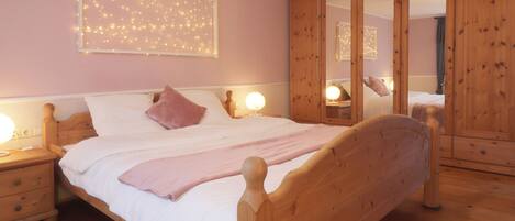 4 bedrooms, WiFi, bed sheets