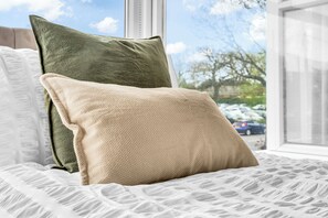 4 bedrooms, iron/ironing board, WiFi, bed sheets - The Solihull Hub: Shirley, NEC & Retail Central.Parking, Discounts & Long Stays (Shirley)