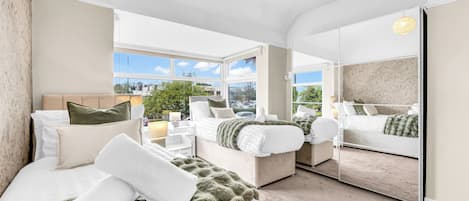 4 habitaciones, tabla de planchar con plancha, wifi y ropa de cama