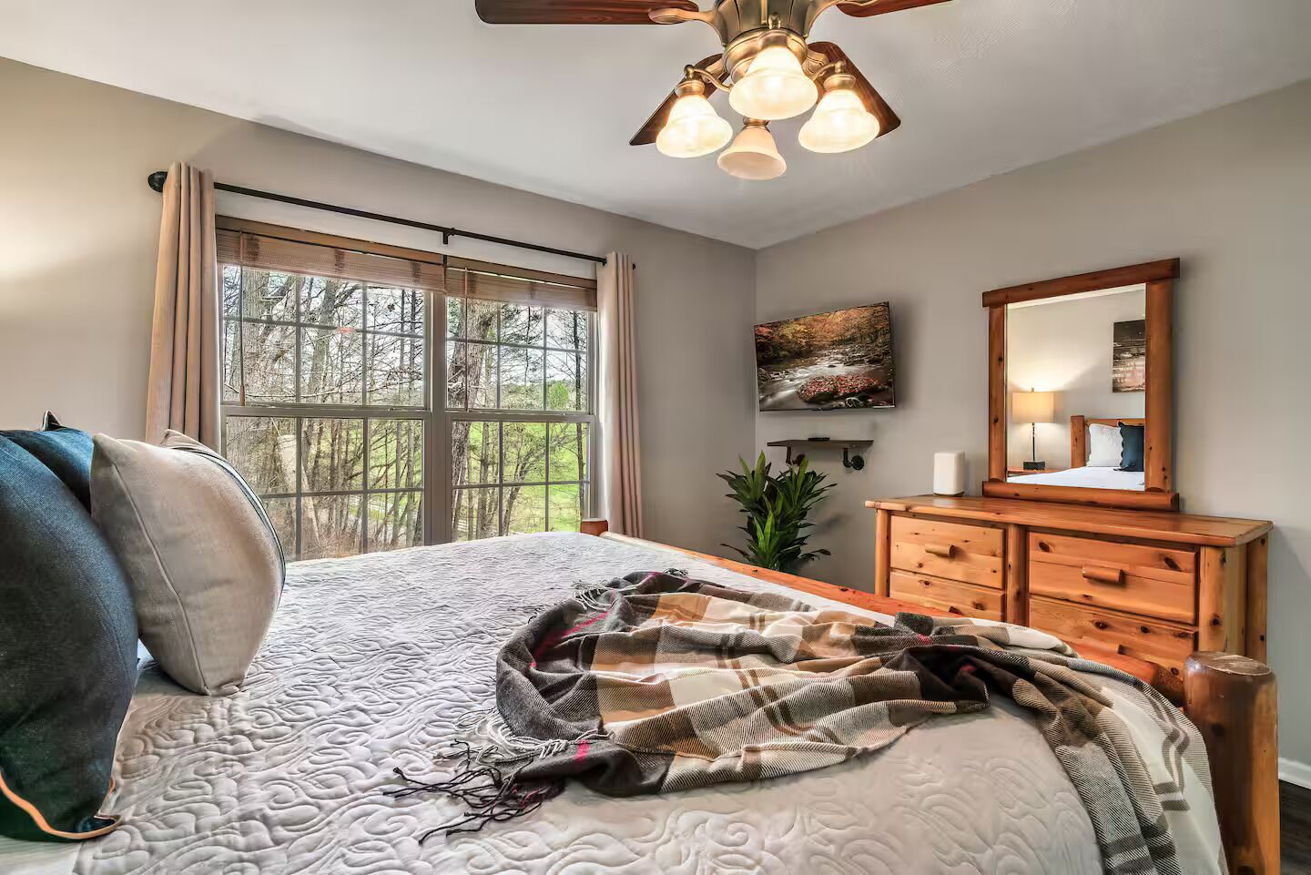 4 bedrooms, iron/ironing board, WiFi, bed sheets