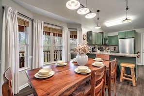 Dining - Whistle Stop Lodge • Theater • Hot Tub • Fire Pit (Pigeon Forge)