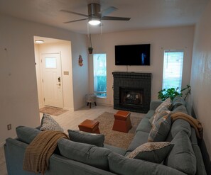 Living area - Beautiful family-friendly 3-bedroom townhome in Corpus Christi (Corpus Christi)