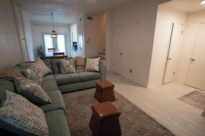 Living area - Beautiful family-friendly 3-bedroom townhome in Corpus Christi (Corpus Christi)