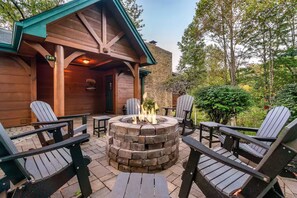 Terrace/patio - Falcon's Rest - 5 Min to Gatlinburg - Sleeps 18 (Gatlinburg)