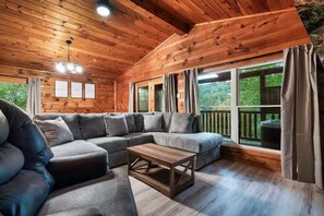 Living area - Falcon's Rest - 5 Min to Gatlinburg - Sleeps 18 (Gatlinburg)