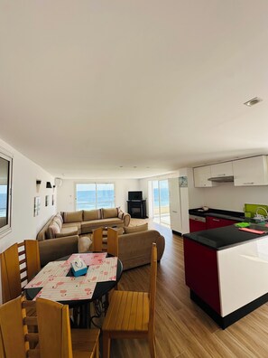 Televisión y chimenea