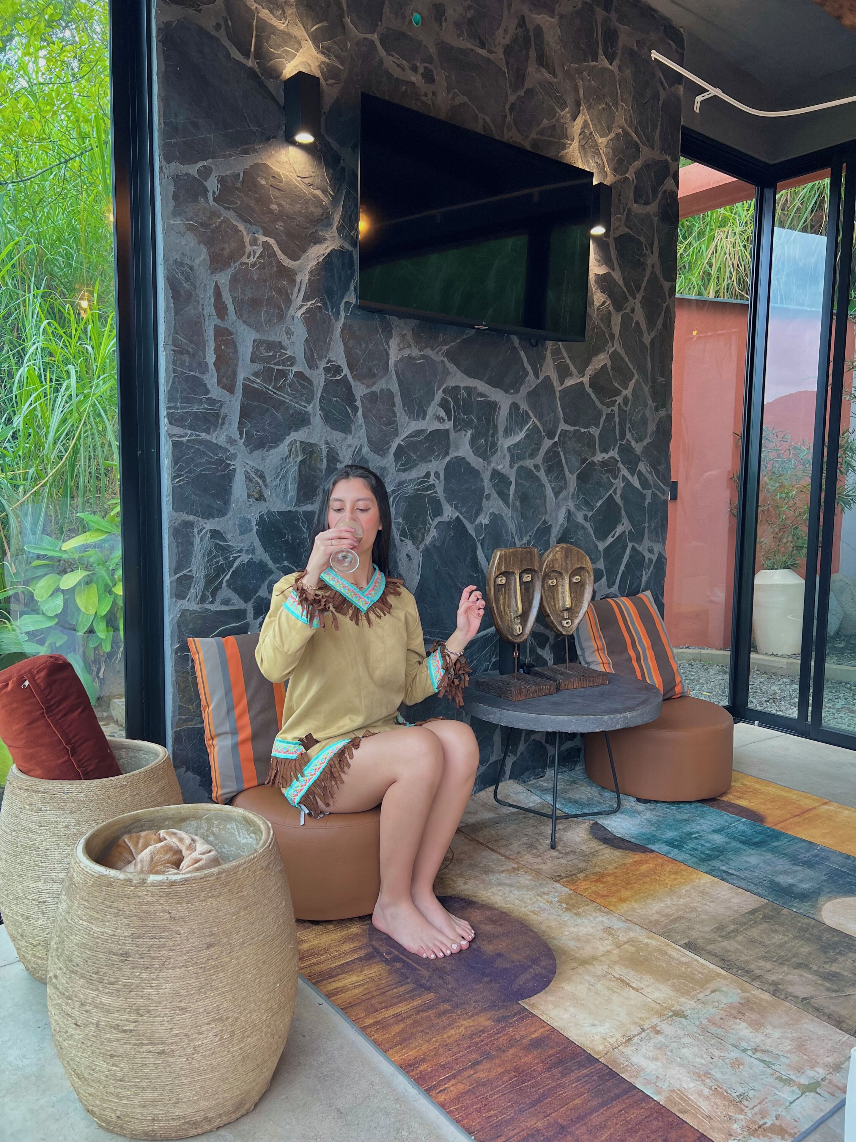 Suite Deluxe, balcón, vista a la montaña | Área de sala de estar | Televisión 