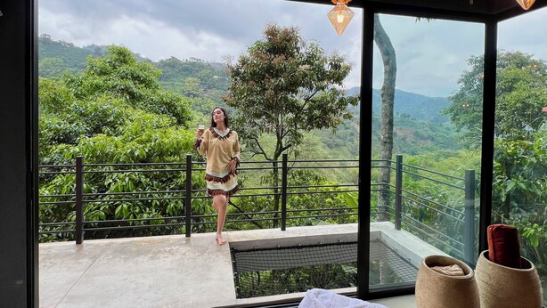 Suite Deluks, balkon, pemandangan gunung | Minibar, brankas, tirai kedap cahaya, dan Wi-Fi gratis