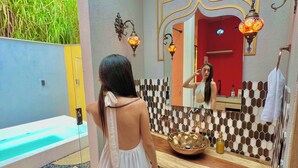 Suite Mewah, balkon, pemandangan gunung | Kamar mandi | Bathtub dan shower terpisah, handuk, sabun, dan sampo