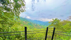Suite Mewah, balkon, pemandangan gunung | Teras/patio