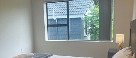 6 bedrooms, iron/ironing board, WiFi, bed sheets