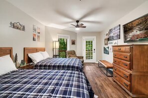 3 bedrooms, iron/ironing board, WiFi, bed sheets - Gatlinburg Family Getaway! 5 Min to PKWY - Hot Tub (Gatlinburg)