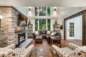 Smart-TV, Kamin, Bücher