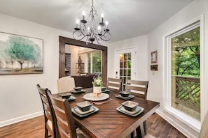 Dining - Gatlinburg Family Getaway! 5 Min to PKWY - Hot Tub (Gatlinburg)
