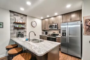 Fridge, microwave, oven, stovetop - Gatlinburg Family Getaway! 5 Min to PKWY | Hot Tub (Gatlinburg)