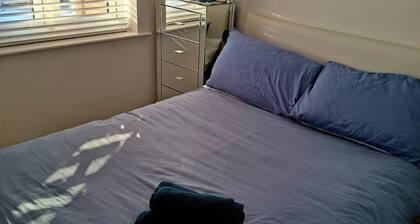 House Sleeps 4 With Garden and Parking