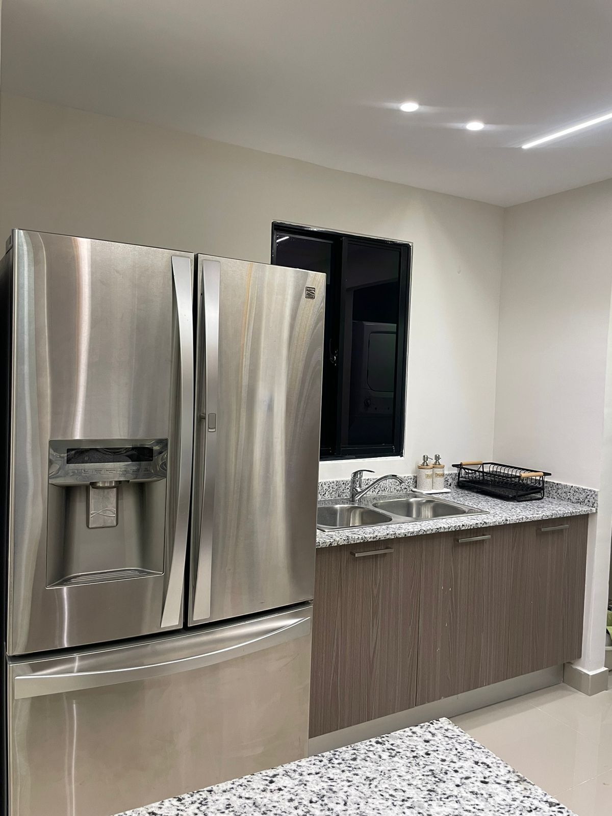 Fridge, oven, stovetop, coffee/tea maker